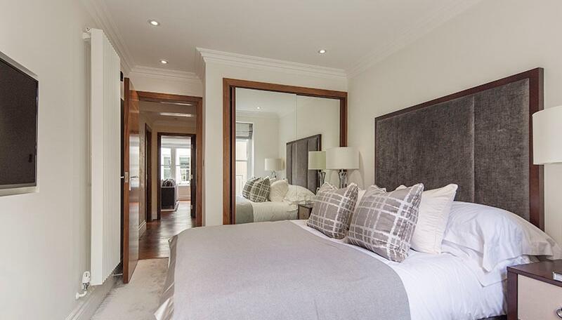 2 bed property in Garden House, Kensington Gardens Square, London